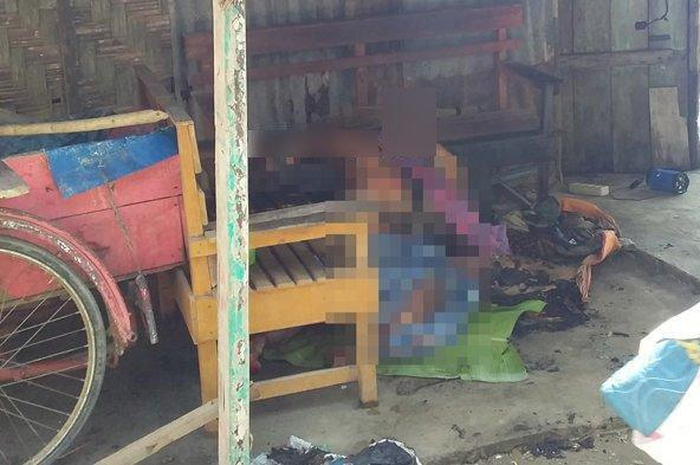Kondisi nek Inem yang mengalami luka bakar akibat dibakar oleh anak tirinya di belakang teras rumahnya yang berada di Dusun III Desa Sidomulyo, Kecamatan Pulau Bandring pada Selasa (25/6/2019). 