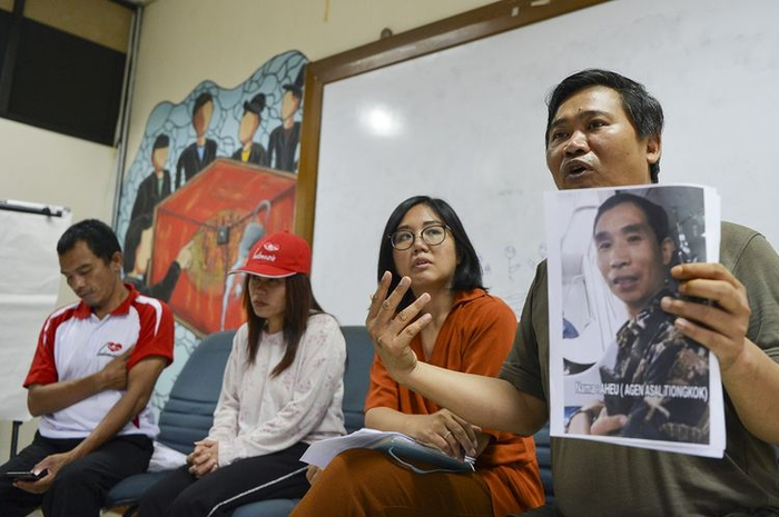 Sekjen Serikat Buruh Migran Indonesia (SBMI) Bobby Anwar Maarif (kanan) bersama Ketua DPC SBMI Mempawah, Kalimantan Barat (Kalbar) Mahadir (kiri), Pengacara Publik LBH Jakarta Oki Wiratama (kedua kanan) dan korban kasus Tindak Pidana Perdagangan Orang (TPPO) Monica (kedua kiri) (Foto: Nova Wahyudi) 
