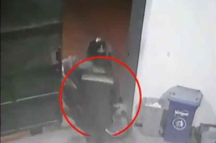 Maling mengangkat roda depan agar motor Yamaha NMAX bisa dipindah