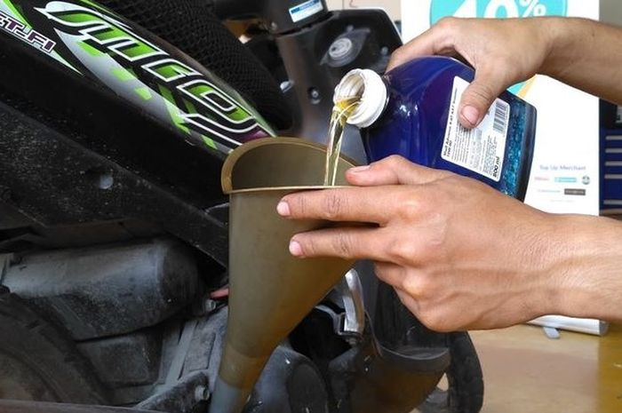 Ilustrasi ganti oli motor. Setelah pulang mudik lebaran, berikut ciri oli mesin motor harus diganti setelah dipakai jalan jauh.