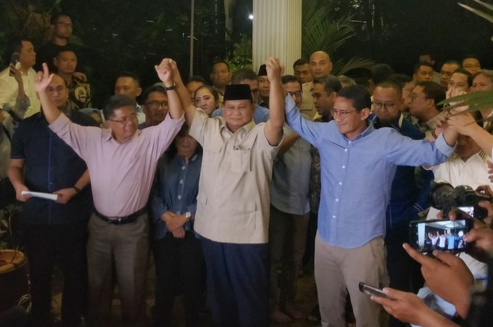 Calon presiden nomor urut 02 Prabowo Subianto dan calon wakil presiden Sandiaga Uno saat jumpa pers di kediaman pribadi Prabowo, Jalan Kertanegara, Jakarta Selatan, Kamis (27/6/2019) malam. 
