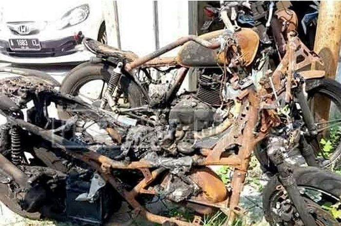 Yamaha NMAX dan Suzuki Thunder yang dibakar