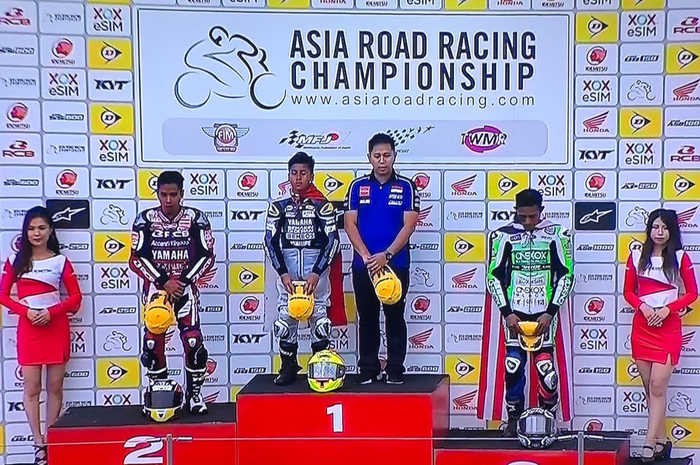 Aldi Satya Mahendra berdiri di podium tertinggi sirkuit Suzuka, Jepang