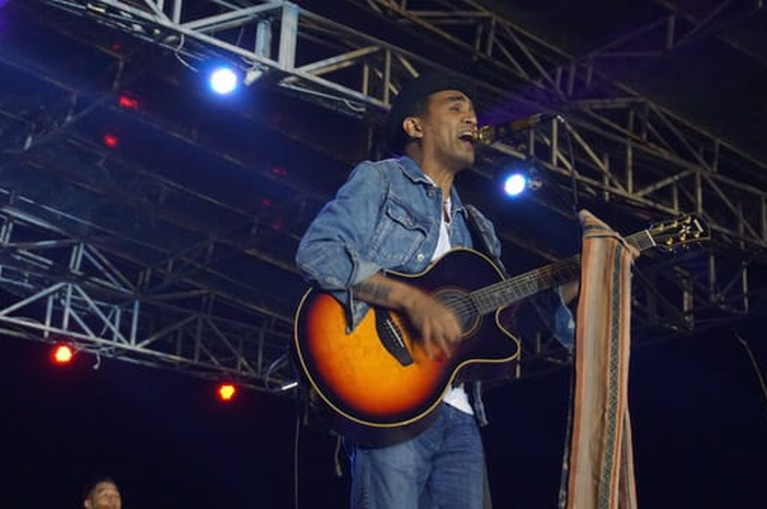 Setelah Sasadu On The Sea, keseruan Festival Jailolo 2019 dilanjutkan Glenn Fredly. Sejak awal, penyanyi bersuara merdu ini membuat heboh. 
