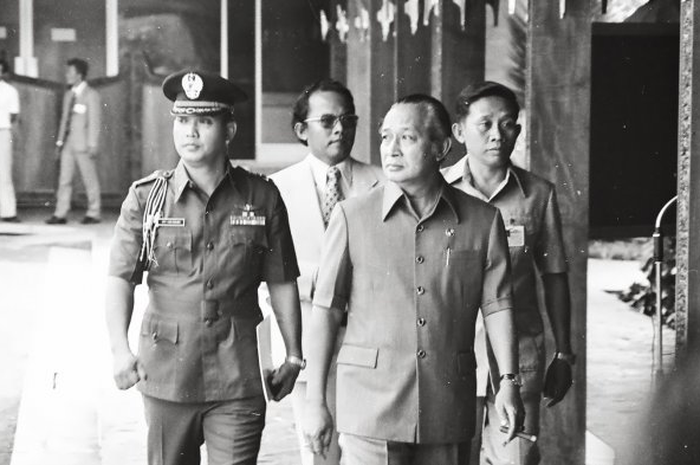 Rabin dengan 4 pengawalnya yang berasal dari Mossad (Pasukan Khusus Israel) kemudian datang untuk menyampaikan kemauannya bertemu Soeharto.