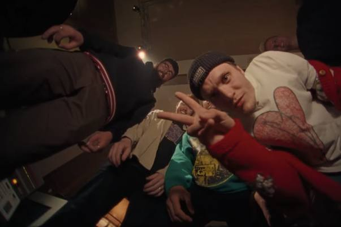 Neck Deep - She's A God