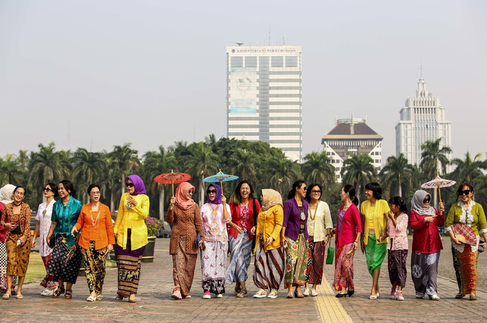 Sekelompok pegiat kebaya, menggelar kampanye gerakan #SelasaBerkebaya di sekitaran Tugu Monas, Jakarta Pusat, Selasa (2/7/2019). Kampanye #SelasaBerkebaya ini digagas untuk membiasakan perempuan mengenakan kebaya.