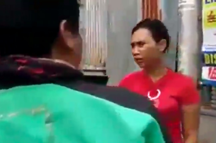 Seorang wanita yang sering cancel orderan 'dikeroyok' driver ojol