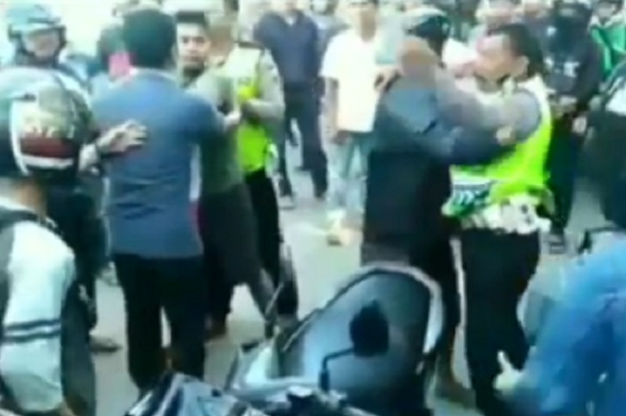 Pemotor melawan arah ngamuk dan terlibat pemukulan kepada polisi yang bertugas di Makassar.