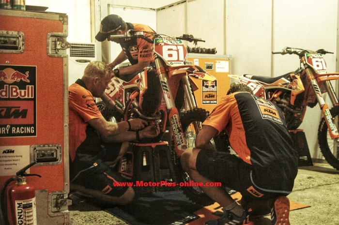 Suasana di paddock tim KTM.