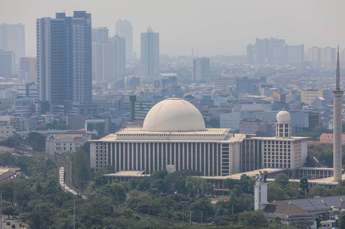 Suasana berbagai bangunan terlihat samar karena kabut polusi di Jakarta Pusat, Senin (8/7/2019). Kualitas udara di DKI Jakarta memburuk pada tahun ini dibandingkan tahun 2018. Prediksi ini berdasarkan pengukuran PM 2,5 atau partikel halus di udara yang berukuran lebih kecil dari 2,5 mikron (mikrometer).
