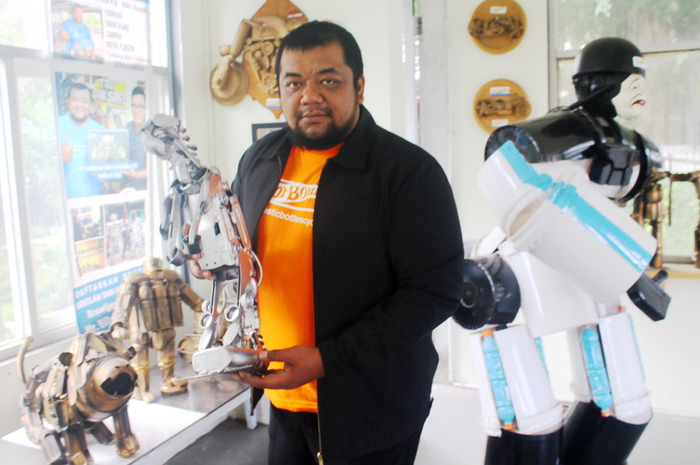 Mohammad Taufiq Shaleh Saguanto selaku pendiri Museum Daur Ulang Botol Bekas, Kota Malang saat menunjukkan hasil karyanya, Jumat (5/7/2019). Museum daur ulang itu memuat aneka miniatur yang dibuat hanya dengan botol bekas.