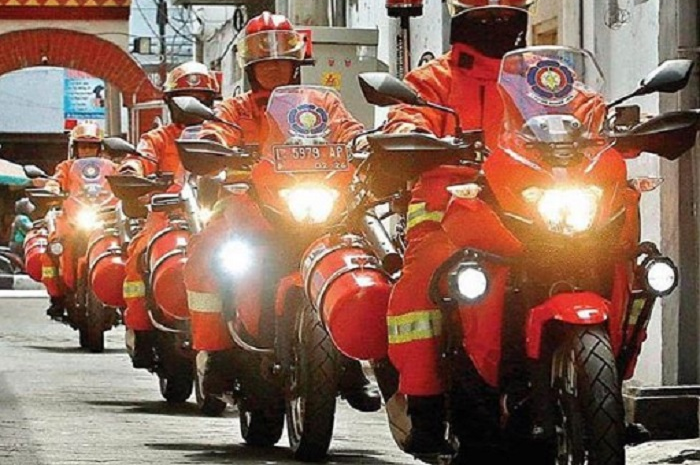 Petugas pemadam kebakaran naik Kawasaki Versys 250.