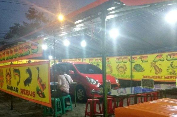 Mobil parkir di warung pecel lele