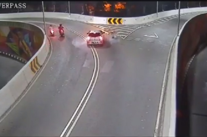 Pemotor perempuan tewas ditabrak mobil di flyover di Solo.