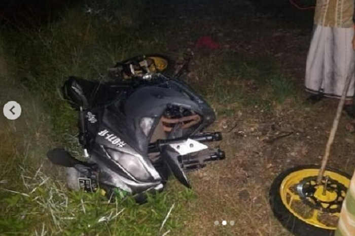 Kawasaki Ninja 250 digotong maling dan akhirnya ditinggalkan di kebon kosong