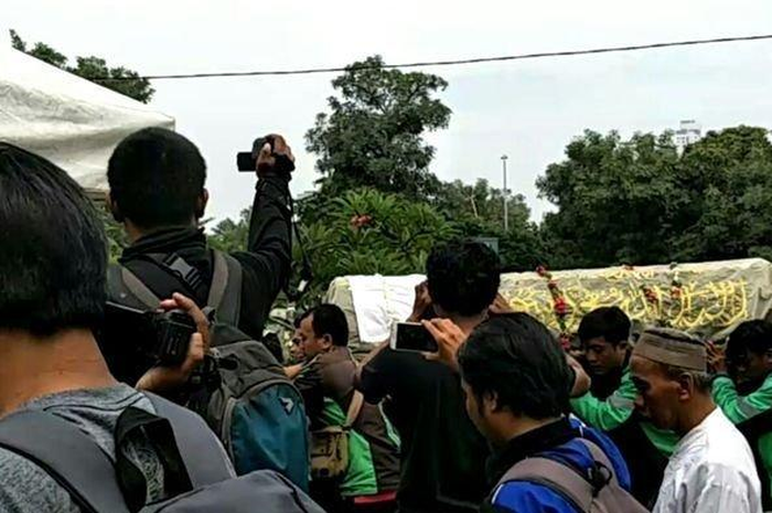 Artis kawakan ini mengalami peristiwa pahit yang bikin getir.