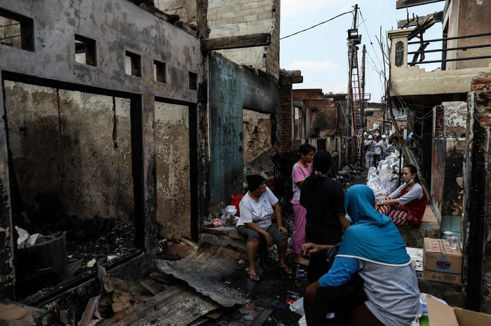 Suasana di lokasi permukiman padat penduduk yang terbakar di Kampung Bali Matraman, Tebet, Jakarta Selatan, Jumat (12/7/2019). Kebakaran yang melanda 150 rumah di permukiman padat di kawasan kampung Bali Matraman mengakibatkan 1.400 orang kehilangan tempat tinggal dan terpaksa mengungsi.