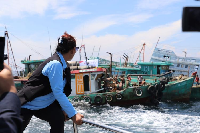 Menteri Kelautan dan Perikanan Susi Pudjiastuti melihat penenggelaman 13 kapal nelayan pencuri ikan di Pulau Datuk, Kabupaten Mempawah, Kalimantan Barat, Sabtu (4/5/2019)