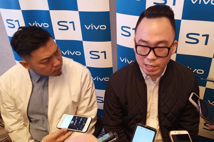 Edy Kusuma, Senior Brand Director PT. Vivo Mobile Indonesia, sedang diberi pertanyaan oleh wartawan