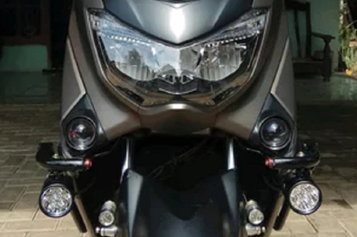 Yamaha NMAX pakai crashbar untuk menghindari bodi lecet atau rusak saat terjatuh.