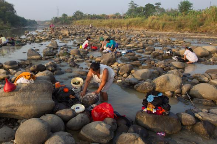 Warga memanfaatkan sisa air di Sungai Cibarusah, Kampung Ciketung, Desa Sirnajati, Kecamatan Cibarusah, Kabupaten Bekasi, Jawa Barat.