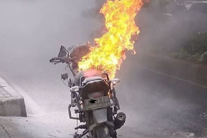 Ada 5 langkah menghadapi motor terbakar di jalan raya.