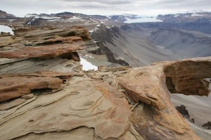 McMurdo Dry Valleys Antarctic, sebuah lembah di Antartika yang tidak tertutupi es
