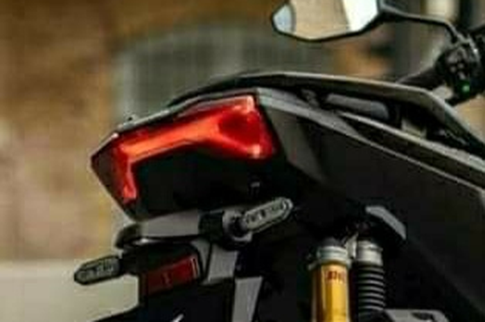 Ilustrasi mengapa lampu rem pada motor harus berwarna merah?
