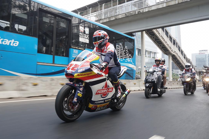 Sam Lowes riding di jalan Gatot Subroto, Jakarta Pusat (20/7)