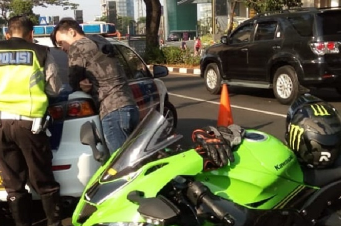 Pengguna knalpot brong ditilang polisi di jalan Asia Afrika, Senayan pada Minggu (21/7/2019) kemarin.