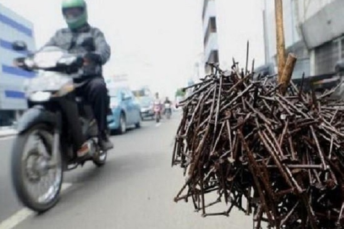 Ilustrasi ranjau paku di jalan protokol Jakarta
