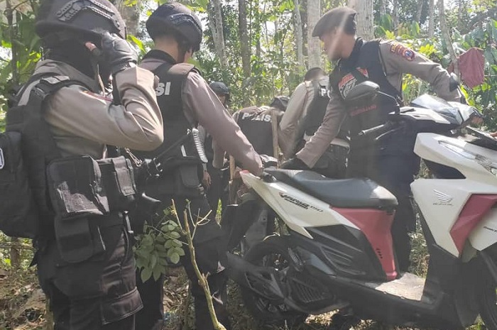 Motor hasil kejahatan dibuang ke kebun oleh pelaku dan ditemukan Tim Cobra Polres Lumajang.