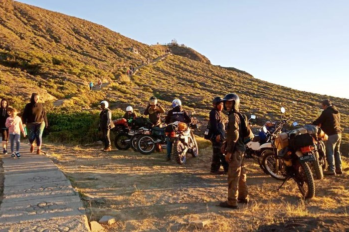 Rombongan motor trail nekat masuk Danau Kelimutu
