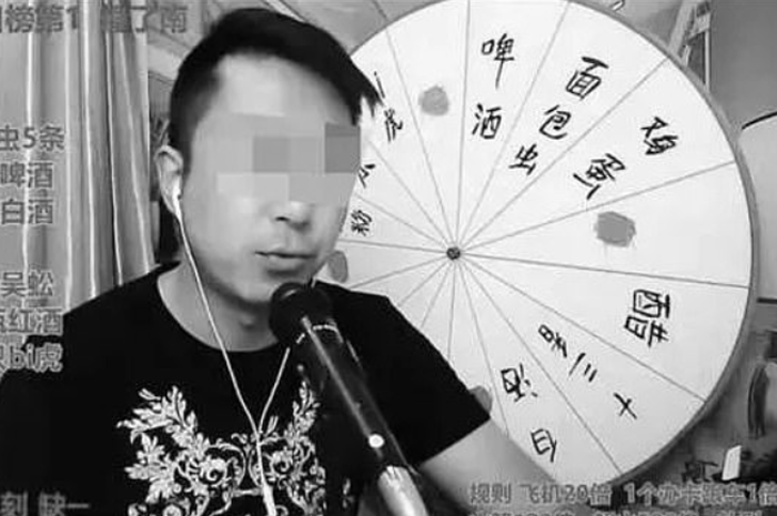 Vlogger yang tewas saat live straming makan serangga dan tokek beracun