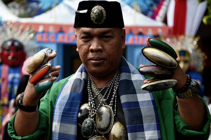 Foto dirilis Rabu (24/7/2019), memperlihatkan pengunjung berpakaian khas Betawi saat hadir dalam acara Lebaran Betawi di Monas, Jakarta. Lebaran Betawi yang telah berlangsung ke-12 kalinya ini untuk pertama kalinya digelar di Monas pada tahun ini, menampilkan berbagai kesenian, kuliner, hingga rumah