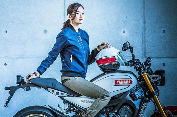 Kyoko Ochiai dan Yamaha XSR900 Heritage