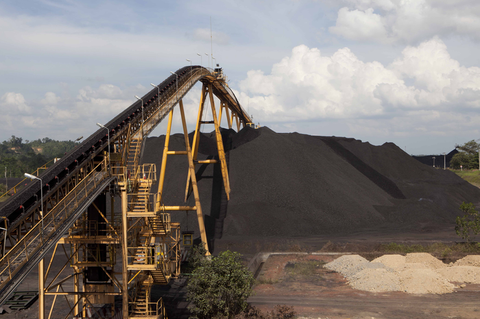Proses penambangan batu bara di wilayah Kalimantan Timur. Indonesia memiliki cadangan terbukti batu bara yang bisa diproduksi sampai tahun 2100 alias tinggal 80 tahunan lagi. 