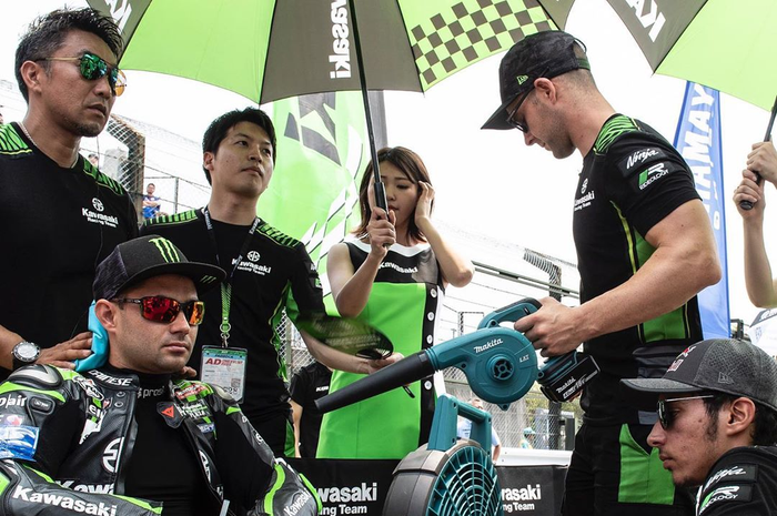 Kawasaki Racing Team bermaterikan pembalap kelas dunia tapi satu sama lain kompak melupakan status pembalap dan fokus dengan target tim
