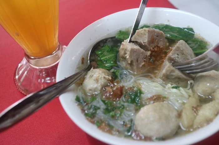 Jangan pernah gunakan dua bahan tambahan ini bila beli bakso di pedagang kaki lima. Bahaya untuk kesehatan tubuh.