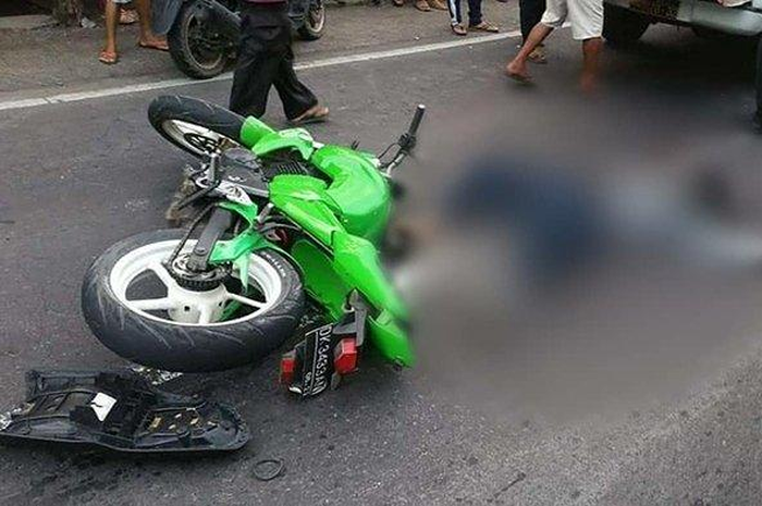 Gede Purnawan (19), saat terkapar setelah terjatuh di pengkolan tajam Jalan Raya Paksebali-Sidemen, Desa Paksebali, Dawan, Klungkung, Selasa (30/7/2019). Ia sempat tidak sadarkan diri, setelah terjatuh karena kehilangan kendali saat mengendarai sepeda motornya.  