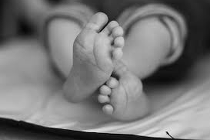  Seorang bayi berusia tiga bulan meninggal, hanya lima minggu setelah ia pulang dari rumah sakit karena tengkoraknya patah