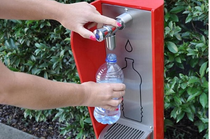 Kebanyakan orang akan mengisi ulang botol plastik kemasan, meski terdengar ramah lingkungan, kebiasaan semacam ini ternyata buruk untuk kesehatan.