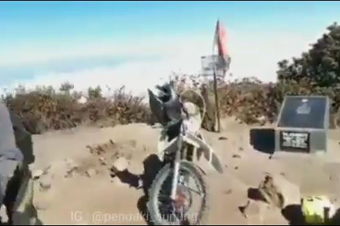 Beberapa Crosser naik ke Puncak Gunung Lawu