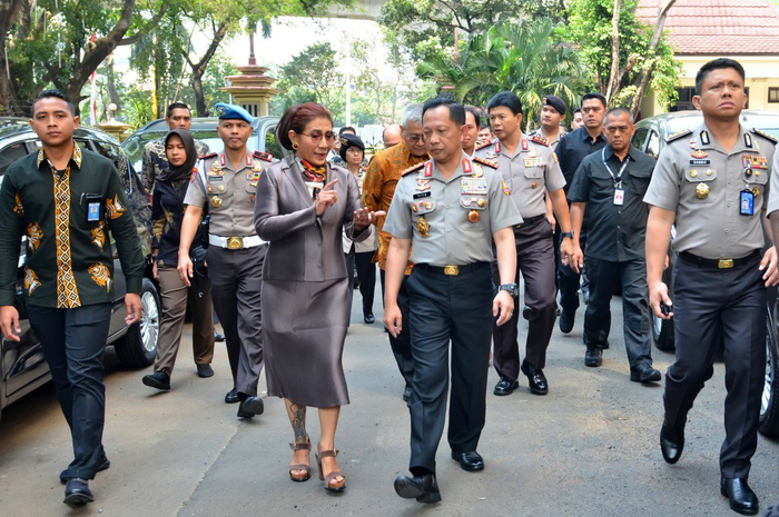  Susi Pudjisatuti bersama Tito Karnavian dan aparat lainnya  saat menandatangani MoU di Rupatama Mabes Polri, Jakarta Selatan, Selasa (30/7/2019)