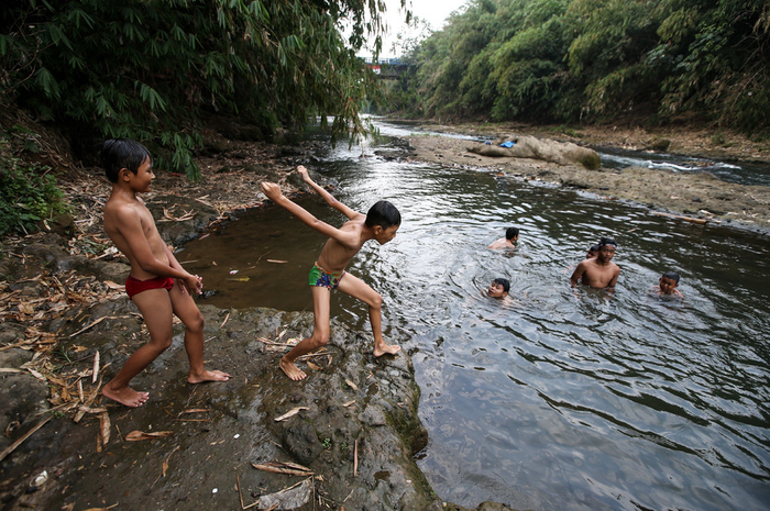 Berdasar kajian akademis rencana pengendalian air sungai Ciliwung oleh Kementerian Negara Lingkungan Hidup tahun 2008, kandungan biochemical oxygen demand dari limbah organik, chemical oxygen demand dari limbah kimia, dan bakteri koli di Ciliwung jauh melebihi ambang batas toleransi pencemaran.