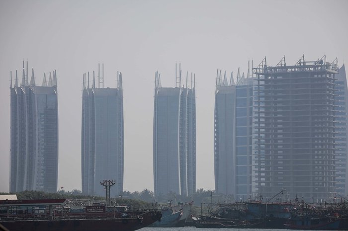 Pemandangan laut dengan latar belakang gedung bertingkat yang diselimuti asap polusi di Jakarta Utara, Rabu (31/7/2019). Berdasarkan data situs penyedia peta polusi daring harian kota-kota besar di dunia AirVisual, menempatkan Jakarta pada urutan pertama kota terpolusi sedunia pada Senin (29/7) pagi