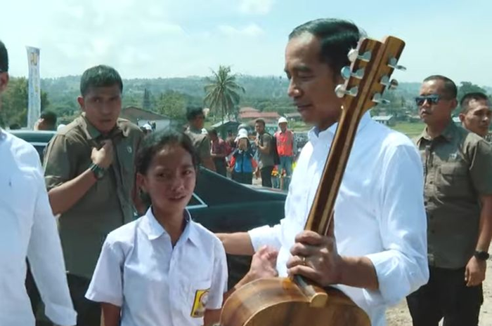 Seorang pelajar SMP di Samosir menembus penjagaan ketat Pasukan Pengawal Presiden (Paspampres) sambil berlari ke arah Presiden Joko Widodo.