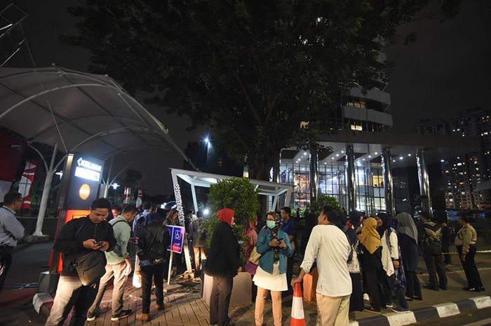 Pegawai KPK keluar dari gedung KPK saat terjadi gempa di Jakarta, Jumat (2/8/2019). BMKG merilis peringatan dini tsunami akibat gempa tektonik dengan Magnitudo 7,4 SR di wilayah Samudera Hindia Selatan Jawa pada Jumat (2/8) pukul 19.03 WIB yang berdampak di wilayah Banten, Bengkulu, Jabar, dan Lampu
