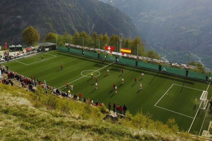 Yuk, kepoin lapangan bola dengan lokasi yang enggak biasa!